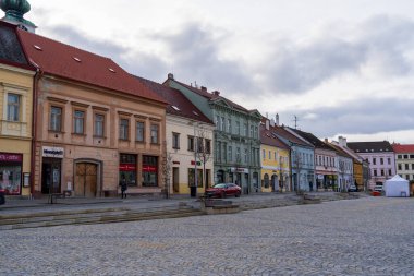 Trebic, Çek Cumhuriyeti - 4 Ocak 2025: Kapalı Noel Pazarı. Ahşap evler. Charles Meydanı