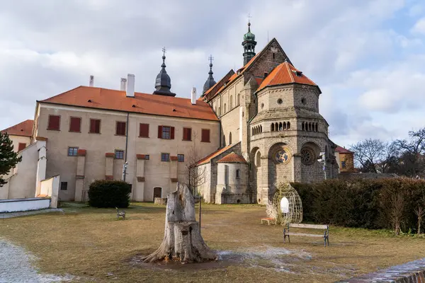 Trebic, Çek Cumhuriyeti - 4 Ocak 2025: Şehir manzarası. St. Procopius Bazilikası manzarası
