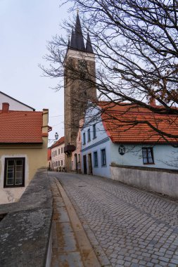 Telc, Çek Cumhuriyeti - 4 Ocak 2025: Şehir merkezinde şehir manzarası. Çek Cumhuriyeti 'nin tarihi kenti Telc' in şehir manzaraları. Ana meydandaki renkli cephelerin resimli Rönesans ve Barok mimarisini gösteriyor.