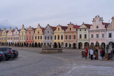 Telc, Çek Cumhuriyeti - 4 Ocak 2025: Şehir merkezinde şehir manzarası. Çek Cumhuriyeti 'nin tarihi kenti Telc' in şehir manzaraları. Ana meydandaki renkli cephelerin resimli Rönesans ve Barok mimarisini gösteriyor.