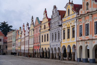 Telc, Çek Cumhuriyeti - 4 Ocak 2025: Şehir merkezinde şehir manzarası. Çek Cumhuriyeti 'nin tarihi kenti Telc' in şehir manzaraları. Ana meydandaki renkli cephelerin resimli Rönesans ve Barok mimarisini gösteriyor.