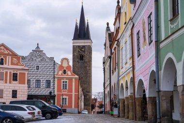 Telc, Çek Cumhuriyeti - 4 Ocak 2025: Şehir merkezinde şehir manzarası. Çek Cumhuriyeti 'nin tarihi kenti Telc' in şehir manzaraları. Ana meydandaki renkli cephelerin resimli Rönesans ve Barok mimarisini gösteriyor.
