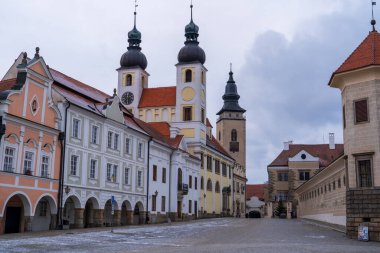 Telc, Çek Cumhuriyeti - 4 Ocak 2025: Şehir merkezinde şehir manzarası. Çek Cumhuriyeti 'nin tarihi kenti Telc' in şehir manzaraları. Ana meydandaki renkli cephelerin resimli Rönesans ve Barok mimarisini gösteriyor.