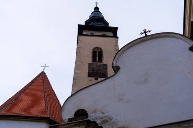 Telc, Çek Cumhuriyeti - 4 Ocak 2025: Şehir merkezinde şehir manzarası. Çek Cumhuriyeti 'nin tarihi kenti Telc' in şehir manzaraları. Ana meydandaki renkli cephelerin resimli Rönesans ve Barok mimarisini gösteriyor.