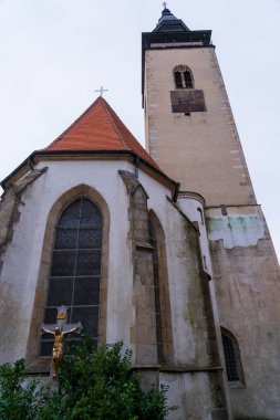 Telc, Çek Cumhuriyeti - 4 Ocak 2025: Şehir merkezinde şehir manzarası. Çek Cumhuriyeti 'nin tarihi kenti Telc' in şehir manzaraları. Ana meydandaki renkli cephelerin resimli Rönesans ve Barok mimarisini gösteriyor.