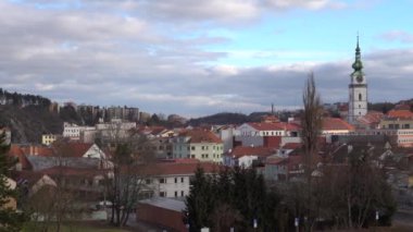 Trebic, Çek Cumhuriyeti - 4 Ocak 2025: Şehir manzarası. St. Martin Kilisesi. 