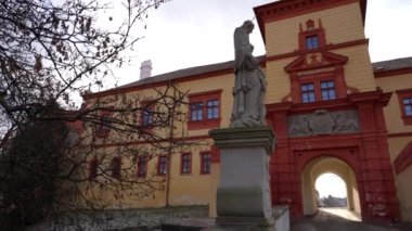 Trebic, Çek Cumhuriyeti - 4 Ocak 2025: Şehir manzarası. St. Procopius Bazilikası manzarası