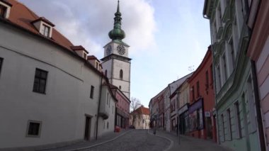 Trebic, Çek Cumhuriyeti - 4 Ocak 2025: Şehir manzarası. St. Martin Kilisesi