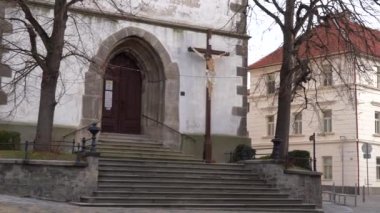 Trebic, Çek Cumhuriyeti - 4 Ocak 2025: Şehir manzarası. St. Martin Kilisesi
