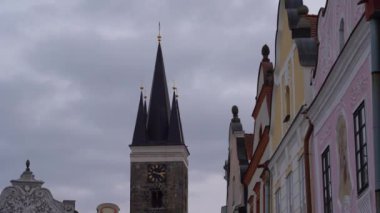 Telc, Çek Cumhuriyeti - 4 Ocak 2025: Şehir merkezinde şehir manzarası. Çek Cumhuriyeti 'nin tarihi kenti Telc' in şehir manzaraları. Resimli Rönesans ve Barok mimarisinin gösterimi