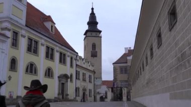 Telc, Çek Cumhuriyeti - 4 Ocak 2025: Şehir merkezinde şehir manzarası. Çek Cumhuriyeti 'nin tarihi kenti Telc' in şehir manzaraları. Resimli Rönesans ve Barok mimarisinin gösterimi