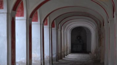Telc, Çek Cumhuriyeti - 4 Ocak 2025: Şehir merkezinde şehir manzarası. Çek Cumhuriyeti 'nin tarihi kenti Telc' in şehir manzaraları. Resimli Rönesans ve Barok mimarisinin gösterimi