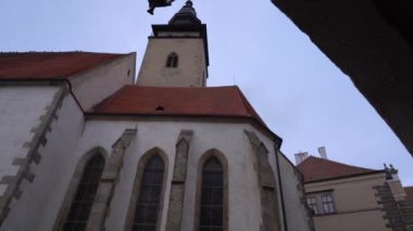 Telc, Çek Cumhuriyeti - 4 Ocak 2025: Şehir merkezinde şehir manzarası. Çek Cumhuriyeti 'nin tarihi kenti Telc' in şehir manzaraları. Resimli Rönesans ve Barok mimarisinin gösterimi