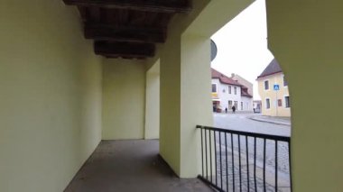 Telc, Çek Cumhuriyeti - 4 Ocak 2025: Şehir merkezinde şehir manzarası. Çek Cumhuriyeti 'nin tarihi kenti Telc' in şehir manzaraları. Resimli Rönesans ve Barok mimarisinin gösterimi