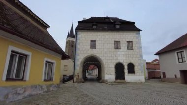 Telc, Çek Cumhuriyeti - 4 Ocak 2025: Şehir merkezinde şehir manzarası. Çek Cumhuriyeti 'nin tarihi kenti Telc' in şehir manzaraları. Resimli Rönesans ve Barok mimarisinin gösterimi