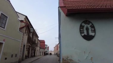 Telc, Çek Cumhuriyeti - 4 Ocak 2025: Şehir merkezinde şehir manzarası. Çek Cumhuriyeti 'nin tarihi kenti Telc' in şehir manzaraları. Resimli Rönesans ve Barok mimarisinin gösterimi