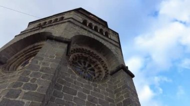 Trebic, Çek Cumhuriyeti - 4 Ocak 2025: Şehir manzarası. St. Procopius Bazilikası manzarası