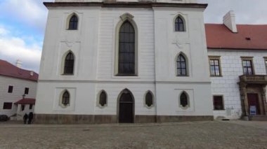 Trebic, Çek Cumhuriyeti - 4 Ocak 2025: Şehir manzarası. St. Procopius Bazilikası manzarası