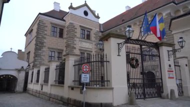 Telc, Çek Cumhuriyeti - 4 Ocak 2025: Şehir merkezinde şehir manzarası. Çek Cumhuriyeti 'nin tarihi kenti Telc' in şehir manzaraları. Resimli Rönesans ve Barok mimarisinin gösterimi