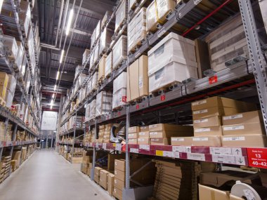 Kutularla dolu raflarla dolu büyük bir depo manzarası. Depo envanteri. Büyük bir depoda raflardaki eşyalar..