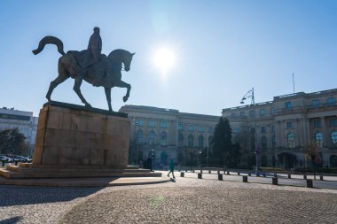 Bükreş, Romanya - 18 Ocak 2025: Romanya Ulusal Sanat Müzesi ve I. Carol Binicilik Anıtı.