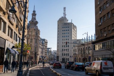 Bükreş, Romanya - 18 Ocak 2025: Calea Victoriei Caddesi manzarası. Araba trafiği.