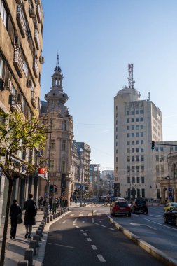 Bükreş, Romanya - 18 Ocak 2025: Calea Victoriei Caddesi manzarası. Araba trafiği.