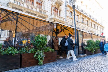 Bükreş, Romanya 18 Ocak 2025: Şehrin en eski restoranı (Caru 'cu bere). Eski şehrin mimarisi..
