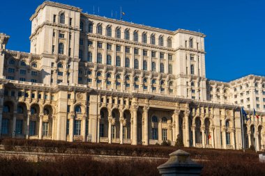 Bükreş, Romanya, 18 Ocak 2025: Parlamento binası manzarası. Parlamento Sarayı
