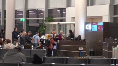 Viyana, Avusturya - 18 Ocak 2025: Viyana Havaalanı 'nın kapısındaki yolcular. Turistler uçağa binmek için sırada bekliyorlar. Giriş kapısı, biniş belgelerini kontrol edin..