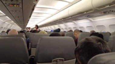 Viyana, Avusturya - 18 Ocak 2025: Bir uçuş görevlisi uçuş öncesi brifing düzenledi.