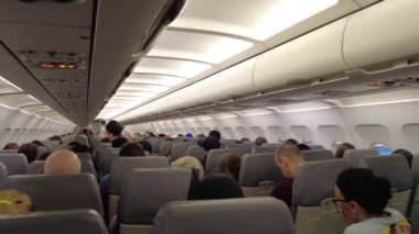 Viyana, Avusturya - 18 Ocak 2025: Bir uçuş görevlisi uçuş öncesi brifing düzenledi.