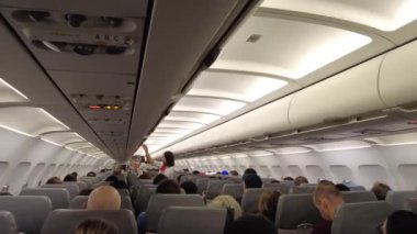 Viyana, Avusturya - 18 Ocak 2025: Bir uçuş görevlisi uçuş öncesi brifing düzenledi.