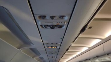 Uçak kabinindeki koltuk numaraları. Uçaktaki yolcunun üstündeki ışık ve hava kontrollerini göster..