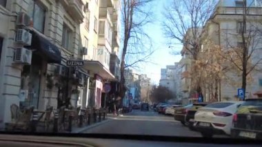 Bükreş, Romanya - 18 Ocak 2025: Araba ve insan trafiğiyle kent manzarası. Şehir hayatı.