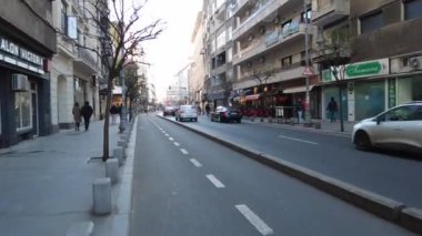 Bükreş, Romanya - 18 Ocak 2025: Araba ve insan trafiğiyle kent manzarası. Şehir hayatı.