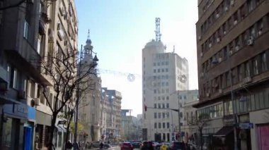 Bükreş, Romanya - 18 Ocak 2025: Araba ve insan trafiğiyle kent manzarası. Şehir hayatı.