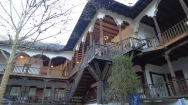 Bükreş, Romanya 18 Ocak 2025: Manuc 'un Hanu Restoranı manzarası. Eski şehrin mimarisi..