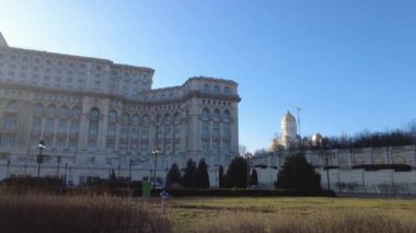 Bükreş, Romanya 18 Ocak 2025: Parlamento binasının manzarası. Parlamento Sarayı. Şehir manzarası.