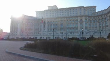 Bükreş, Romanya 18 Ocak 2025: Parlamento binasının manzarası. Parlamento Sarayı. Şehir manzarası.