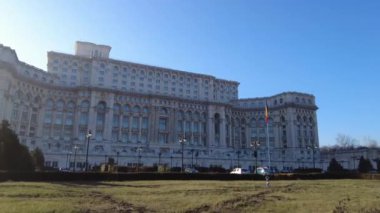 Bükreş, Romanya 18 Ocak 2025: Parlamento binasının manzarası. Parlamento Sarayı. Şehir manzarası.