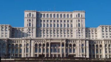 Bükreş, Romanya 18 Ocak 2025: Parlamento binasının manzarası. Parlamento Sarayı. Şehir manzarası.