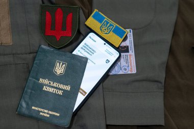 Ukrayna askeri kimliği ve mobil uygulama rezervi ve gönüllü kimlik. Ukrayna askeri kimliği, akıllı telefon ve gönüllü kimlik. Bir askerin belgeleri ve Ukrayna gönüllüsü. Ukrayna Askeri Kimliği.