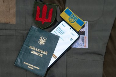 Ukrayna askeri kimliği ve mobil uygulama rezervi ve gönüllü kimlik. Ukrayna askeri kimliği, akıllı telefon ve gönüllü kimlik. Bir askerin belgeleri ve Ukrayna gönüllüsü. Ukrayna Askeri Kimliği.