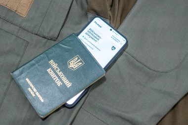 Ukrayna askeri kimliği ve mobil uygulama rezervi. Ukrayna askeri kimliği ve akıllı telefonu. Ukrayna 'nın bir askerinin belgeleri. Askeri Kimlik Ukrayna.