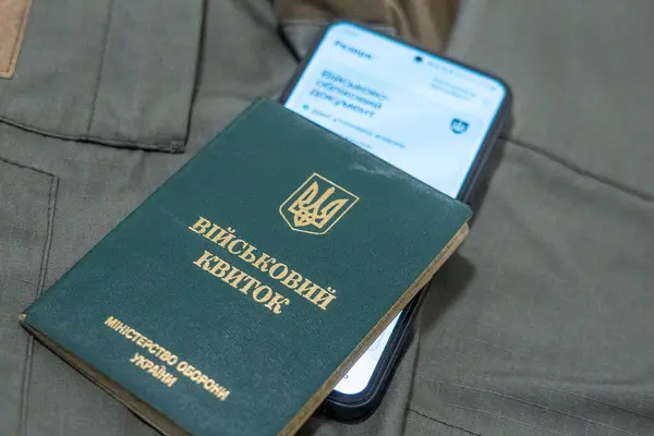 Ukrayna askeri kimliği ve mobil uygulama rezervi. Ukrayna askeri kimliği ve akıllı telefonu. Ukrayna 'nın bir askerinin belgeleri. Askeri Kimlik Ukrayna.