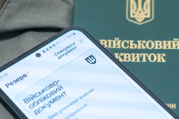 Ukrayna askeri kimliği ve mobil uygulama rezervi. Ukrayna askeri kimliği ve akıllı telefonu. Ukrayna 'nın bir askerinin belgeleri. Askeri Kimlik Ukrayna.
