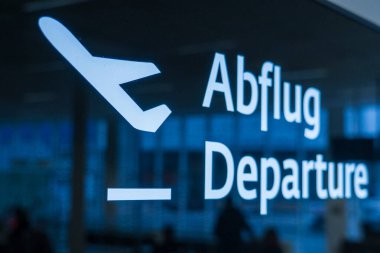 Viyana-Schwechat, Avusturya, 1 Şubat 2025: İstikamet, uçuş numaraları, kayıt gişeleri, kapılar ve biniş durumları da dahil olmak üzere uçuş bilgilerini gösteren modern havaalanı kalkış tahtası. Yukarıdaki işaret 'Abflug Ayrılışı' nı gösteriyor
