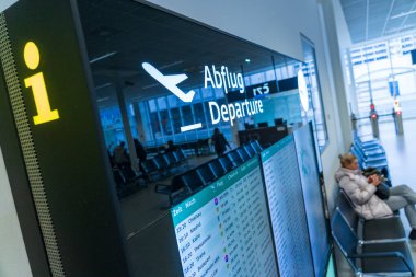 Viyana-Schwechat, Avusturya, 1 Şubat 2025: İstikamet, uçuş numaraları, kayıt gişeleri, kapılar ve biniş durumları da dahil olmak üzere uçuş bilgilerini gösteren modern havaalanı kalkış tahtası. Yukarıdaki işaret Almanca ve E 'de' Abflug Gidiş 'i gösteriyor.