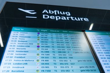 Viyana-Schwechat, Avusturya, 1 Şubat 2025: İstikamet, uçuş numaraları, kayıt gişeleri, kapılar ve biniş durumları da dahil olmak üzere uçuş bilgilerini gösteren modern havaalanı kalkış tahtası. Yukarıdaki işaret Almanca ve E 'de' Abflug Gidiş 'i gösteriyor.